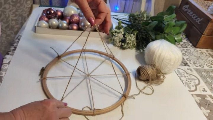 Роскошное новогоднее украшение из простых материалов