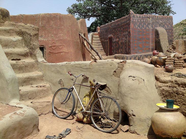 Тьебель: уникальная деревня, где каждый дом — настоящее произведение искусства