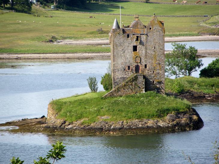Замки Великобритании: 10 загадочных и великолепных древних сооружений