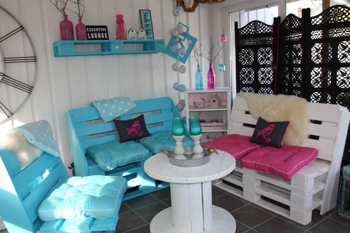 Запоминающаяся мебель из деревянных поддонов, которая отлично дополнит любой интерьер