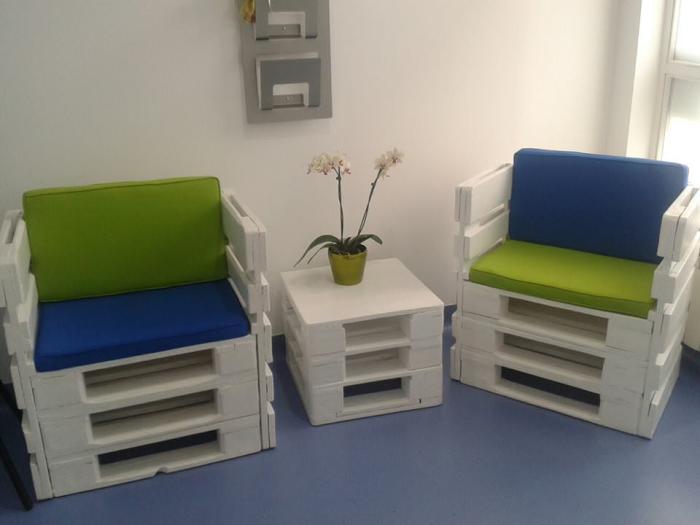 Запоминающаяся мебель из деревянных поддонов, которая отлично дополнит любой интерьер