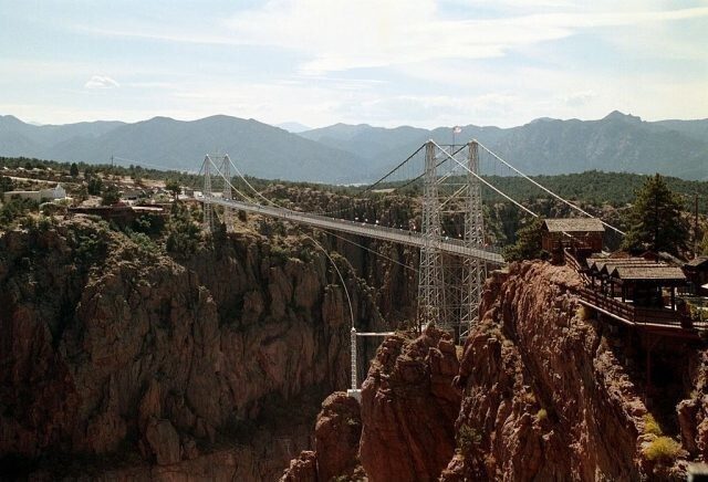 Балансируя над бездной: 15 самых страшных мостов планеты