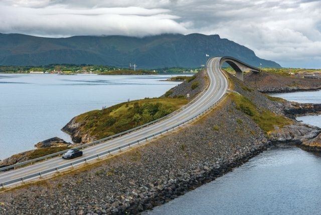 Балансируя над бездной: 15 самых страшных мостов планеты