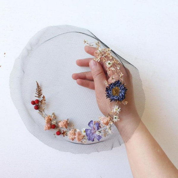 Цветочные композиции в пяльцах