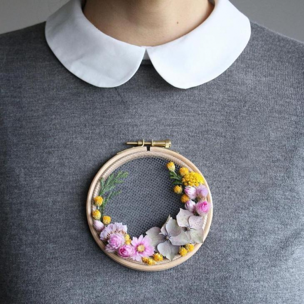 Цветочные композиции в пяльцах