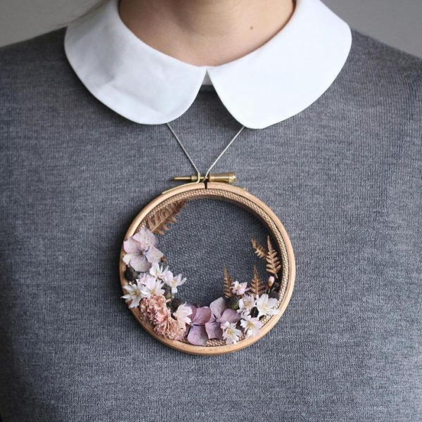 Цветочные композиции в пяльцах