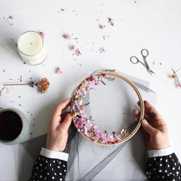 Цветочные композиции в пяльцах