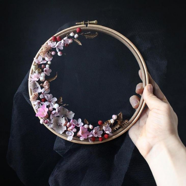 Цветочные композиции в пяльцах