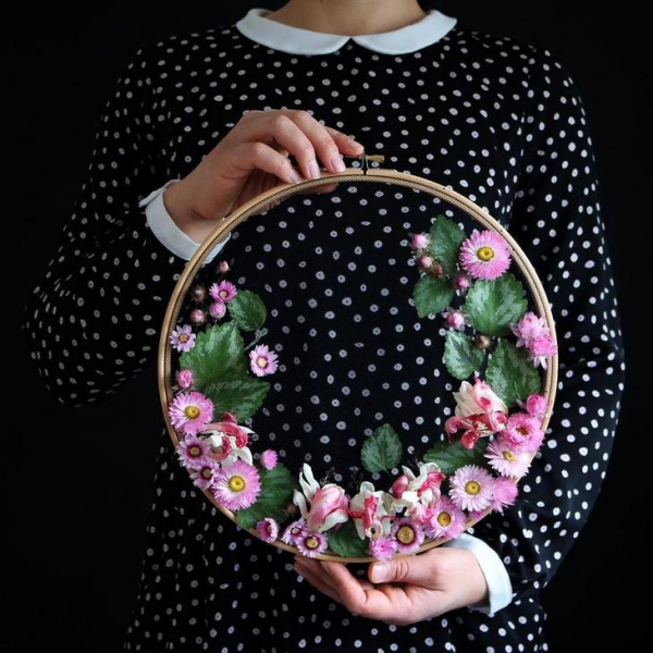 Цветочные композиции в пяльцах