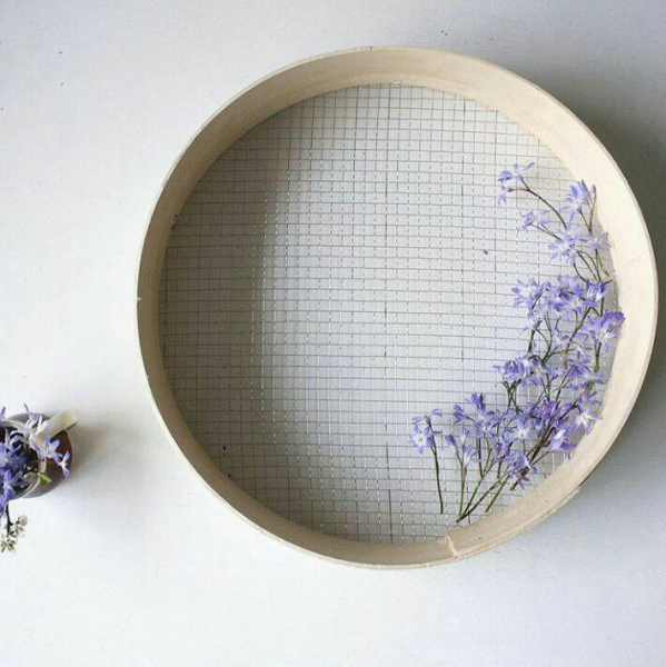 Цветочные композиции в пяльцах