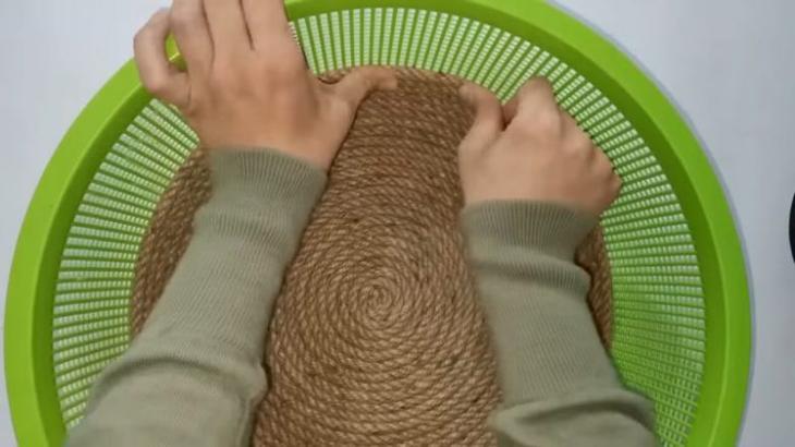 Интересная идея из ненужного пластикового дуршлага