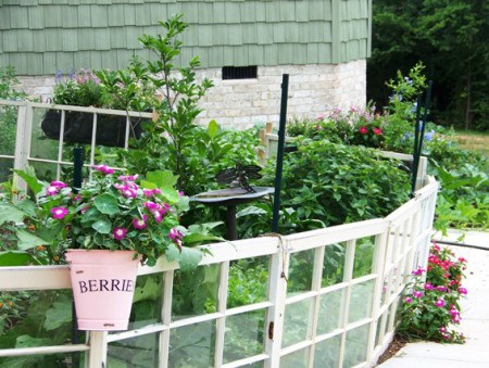 Интересные способы использования старых оконных рам