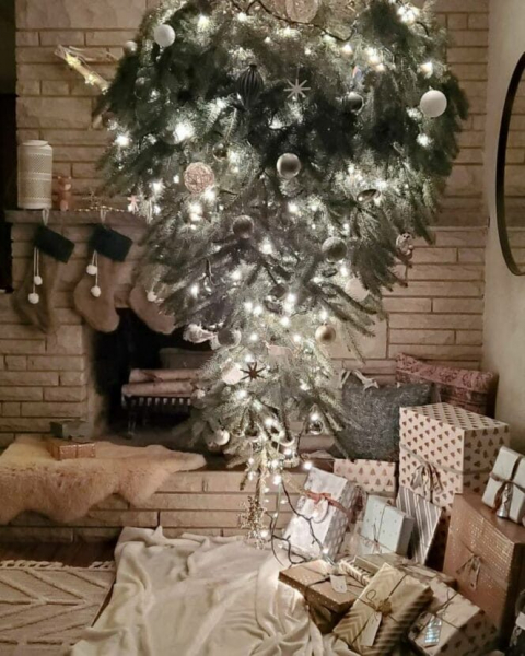 Новогодние ёлки вверх ногами