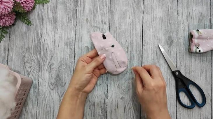 Очаровательная игрушка из носков