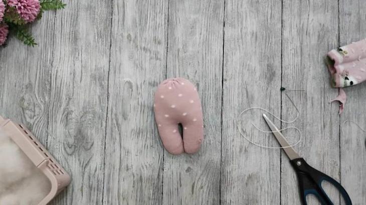 Очаровательная игрушка из носков