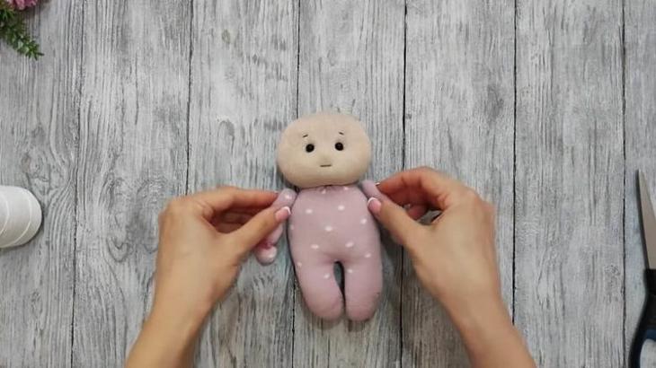 Очаровательная игрушка из носков