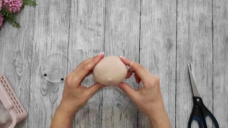 Очаровательная игрушка из носков