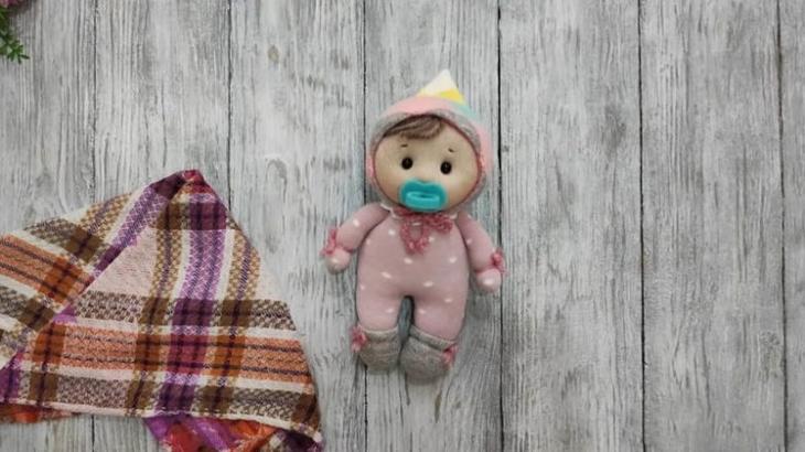 Очаровательная игрушка из носков