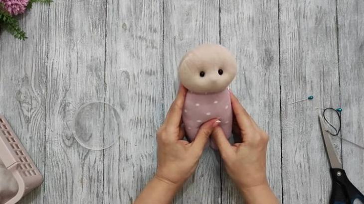 Очаровательная игрушка из носков