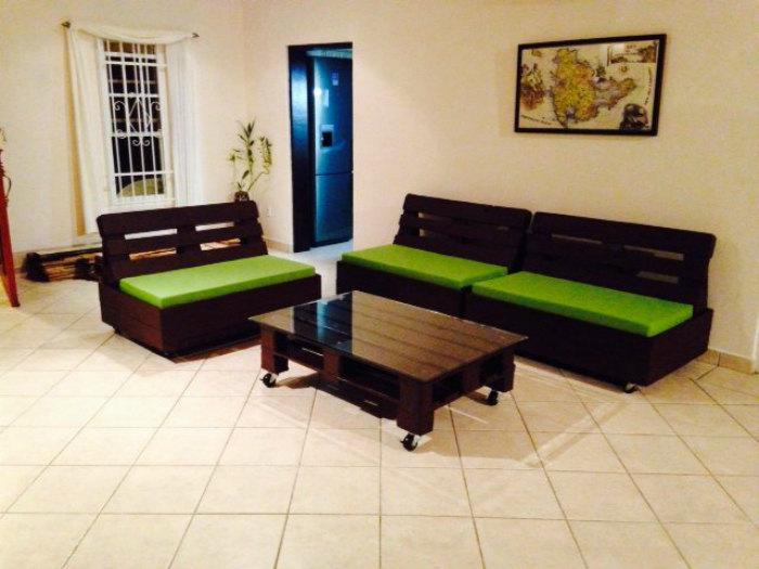 Очаровательные примеры бюджетной мебели и предметов декора из паллет