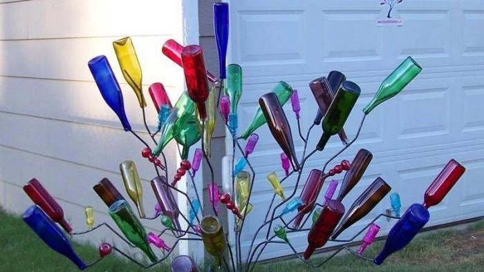 Поделки из стеклянных бутылок для вашей дачи