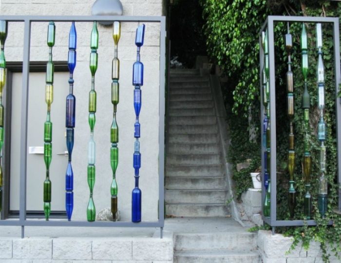 Поделки из стеклянных бутылок для вашей дачи