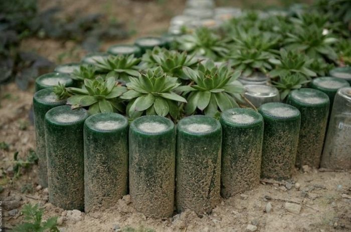 Поделки из стеклянных бутылок для вашей дачи