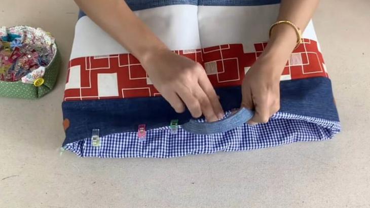 Простая в пошиве корзинка из старых джинсов