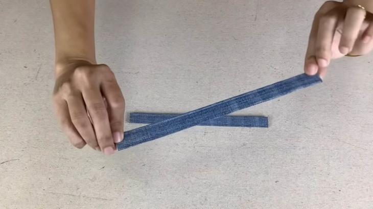 Простая в пошиве корзинка из старых джинсов
