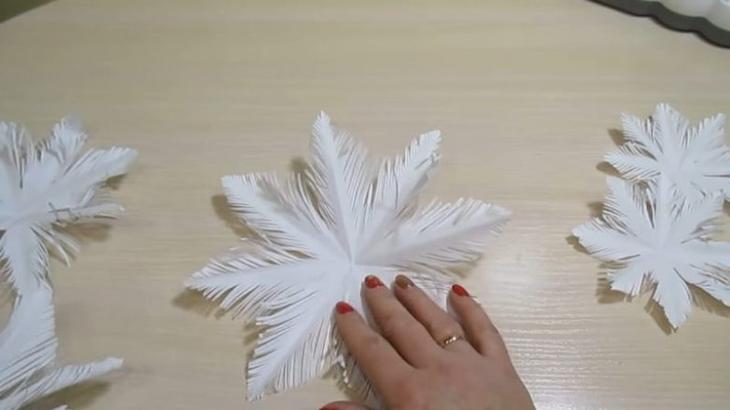 Пушистая снежинка своими руками