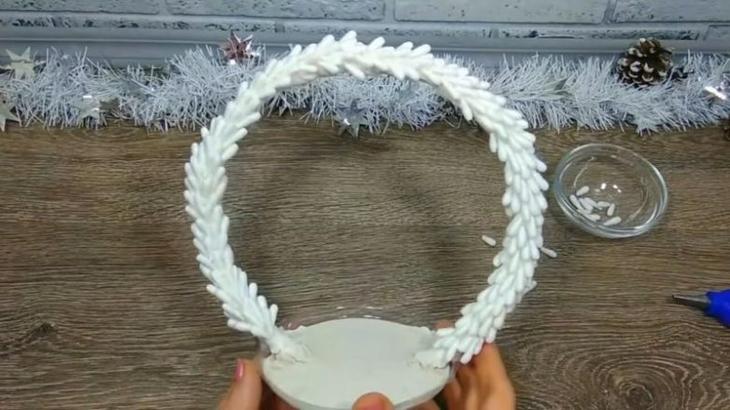 Рождественская композиция из простой проволоки