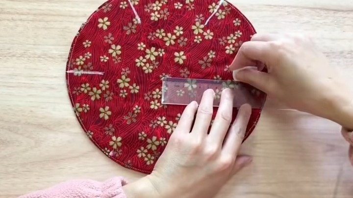 Соедините четыре круга из ткани и получится такая полезная красота