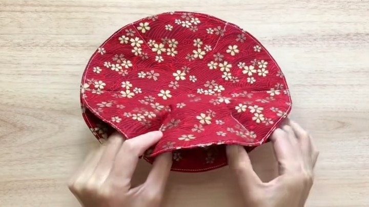 Соедините четыре круга из ткани и получится такая полезная красота