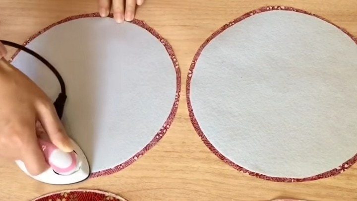 Соедините четыре круга из ткани и получится такая полезная красота