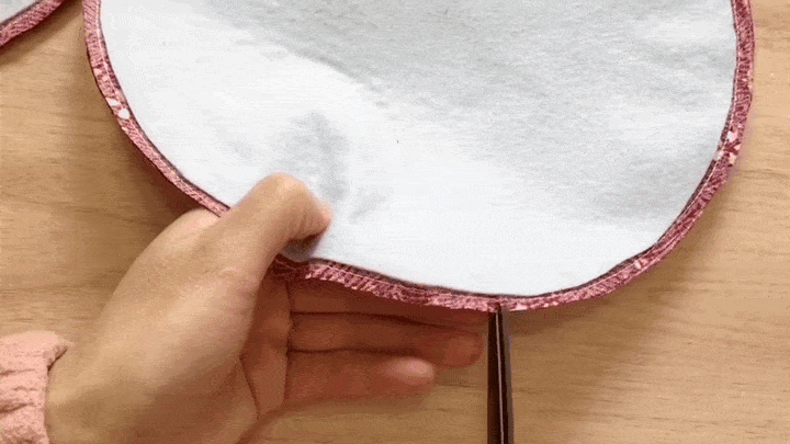 Соедините четыре круга из ткани и получится такая полезная красота