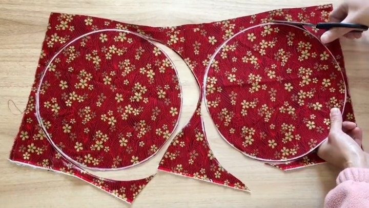 Соедините четыре круга из ткани и получится такая полезная красота