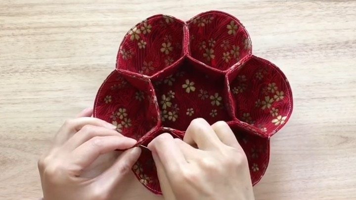 Соедините четыре круга из ткани и получится такая полезная красота