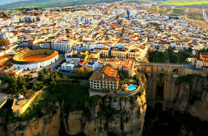 Уникальные города планеты, которые разместились прямо в скалах