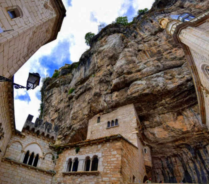 Уникальные города планеты, которые разместились прямо в скалах