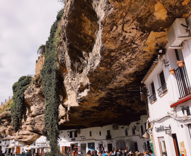 Уникальные города планеты, которые разместились прямо в скалах