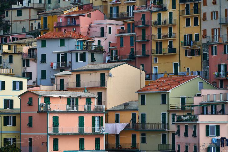 10 очаровательных городов с самыми яркими домами