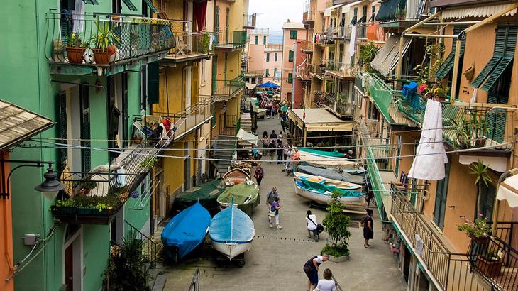 10 очаровательных городов с самыми яркими домами