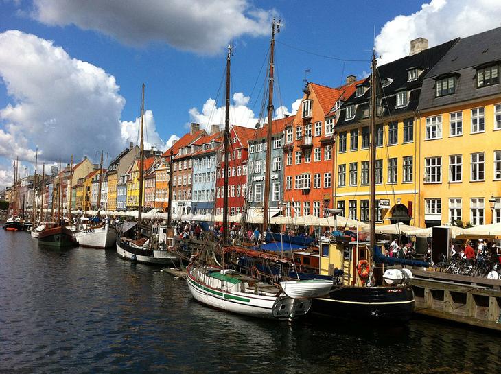 10 очаровательных городов с самыми яркими домами