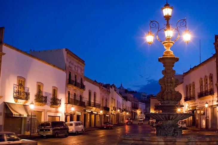 10 очаровательных городов с самыми яркими домами