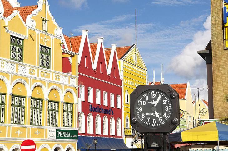 10 очаровательных городов с самыми яркими домами