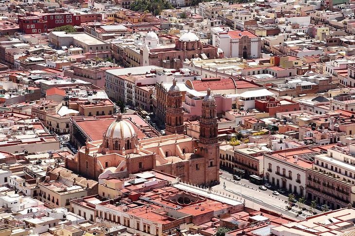 10 очаровательных городов с самыми яркими домами