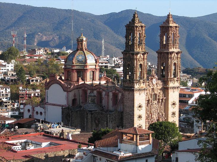 10 очаровательных городов с самыми яркими домами