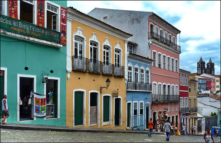 10 очаровательных городов с самыми яркими домами