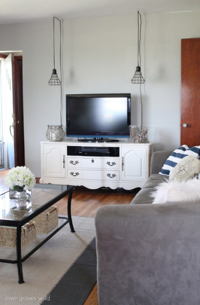 20 великолепных примеров, как можно оживить зону для просмотра телевизора