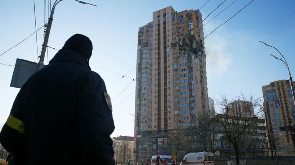 Ракета попала в жилой многоэтажный дом в Киеве